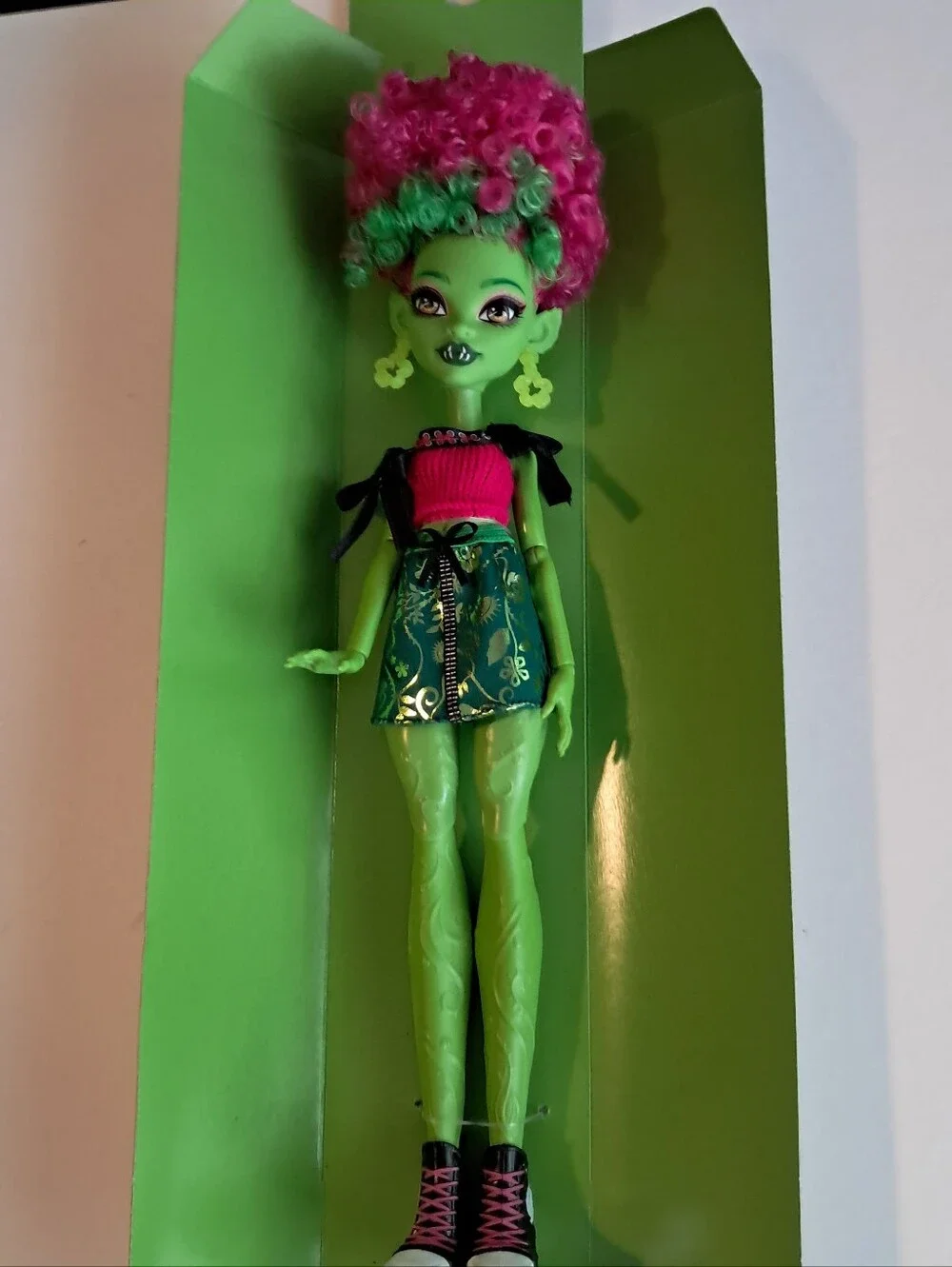 Monster High Venus FlyTrap Self-Scare Secrets, NIB, Pink and Green
